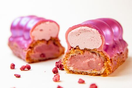 Эклер с клубничным кремом и малиновым маршмеллоу