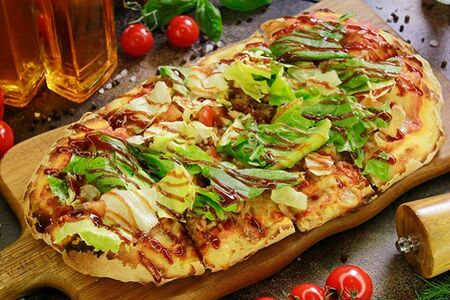 Пицца с рваной свининой и карамелизированным луком