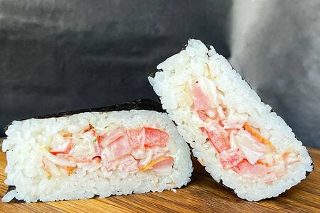 Онигири с беконом