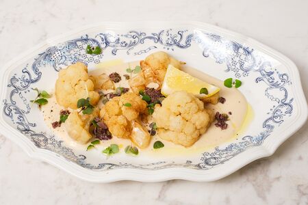 Запечённая капуста с тапенадом из оливок