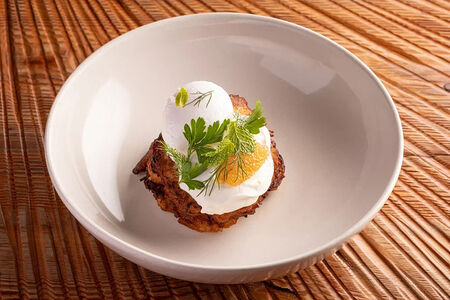 Картофельные драники, сметана, яйцо пашот и щучья икра