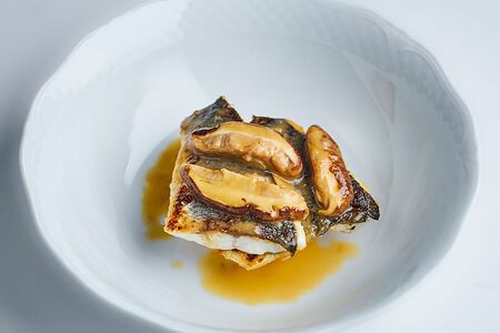 Филе сибаса, запеченное с белыми грибами