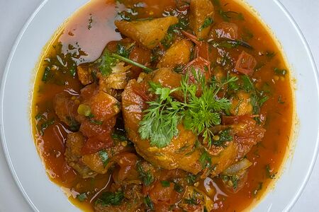 Морской окунь в томатном соусе 