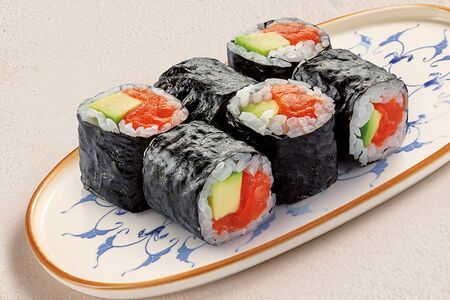 Ролл с лососем и авокадо