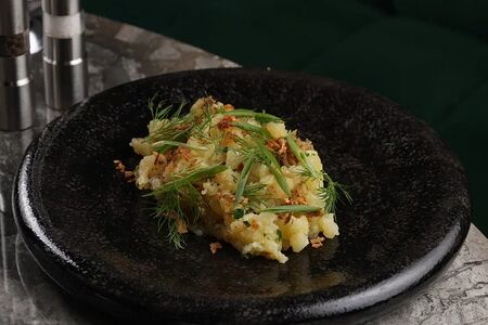 Мятый картофель с зеленью и чесноком