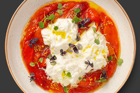 Печёный перец со страчателлой и медово-горчичной заправкой