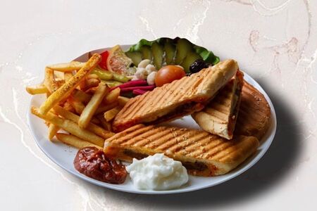 Суджук на тарелке