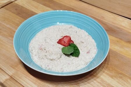 Овсяная каша с клубникой
