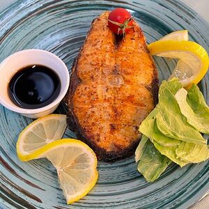 Стейк из семги на углях с соусом наршараб 