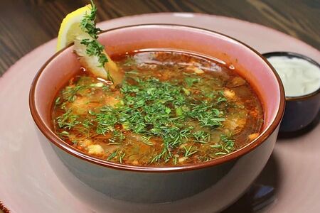 Солянка c копчёностями со сметаной