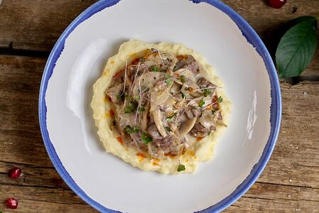 Говядина с языком в сливочном соусе с картофелем