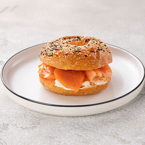 Бейгл с лососем и творожным сыром