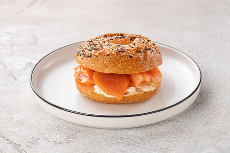 Бейгл с лососем