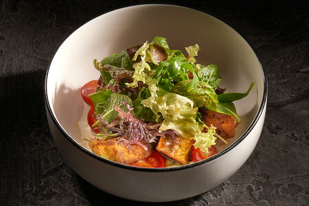 Салат Хрустящий баклажан с соусом пеппе и страчателлой