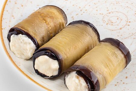 Рулетики из баклажана с чесночно-сырным кремом