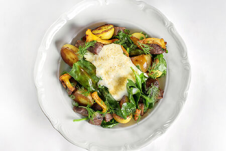 Щечки телячьи с молодым картофелем, лисичками и шпинатом