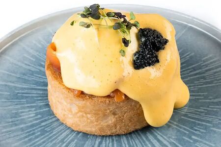 Круассан с лососем