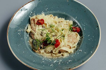 Фетучини с курицей, грибами