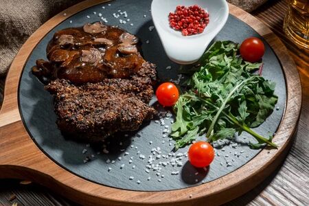 Перечный стейк из свиной шейки с соусом демиглас и грибами