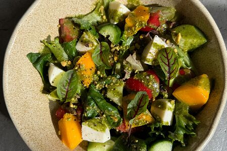 Салат с манго, томатами и творожным сыром