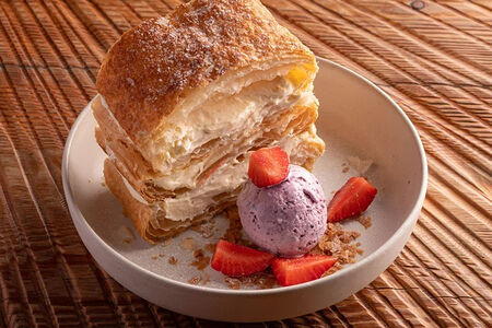 Мильфей с ванильным кремом и клубникой