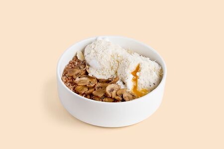 *Гречневая каша с трюфельным муссом, шампиньонами и яйцами пашот