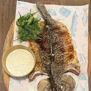 Карась на гриле со сметанным соусом