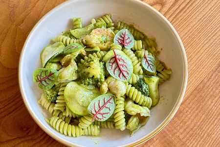 Зеленая паста с креветками