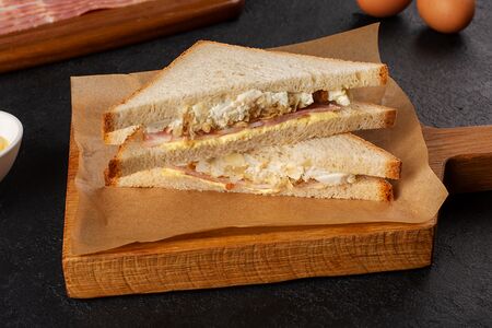 Сэндвич английский с беконом и яйцом