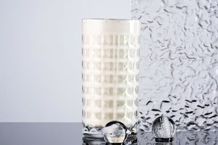 Милкшейк с бананом, бисквитом и клубникой