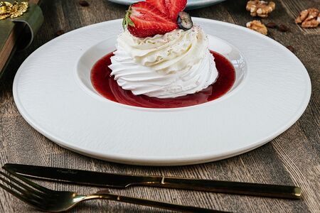 Десерт Павлова с малиновым джемом