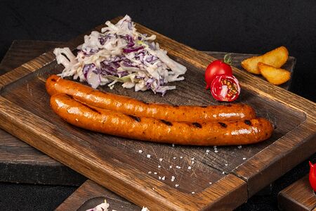 Охотничьи колбаски с салатом Коул-слоу