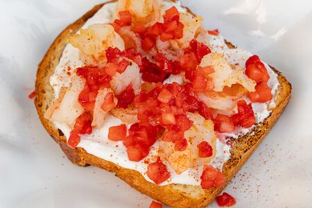 Бриошь с креветкой и кремом из пармезана