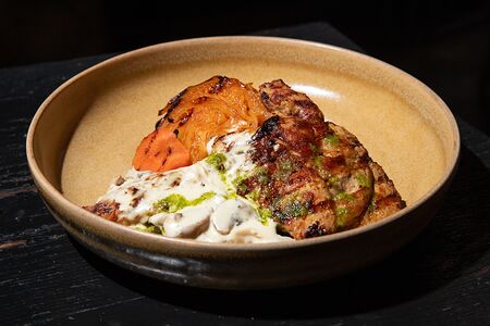 Стейк из свинины с капустой кимчи и грибным соусом