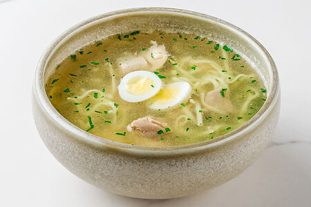 Прозрачный бульон с курицей и яичной лапшой