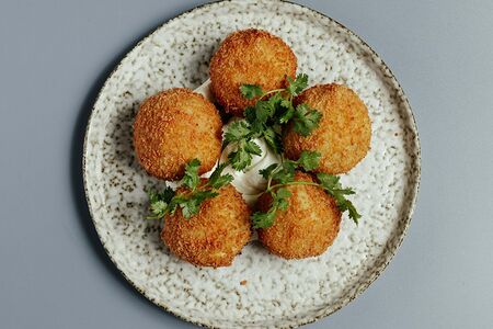 Крокеты из творожного сыра с начинкой из пряных томатов