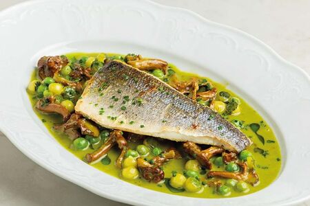 Филе сибаса с лисичками и зеленым горошком