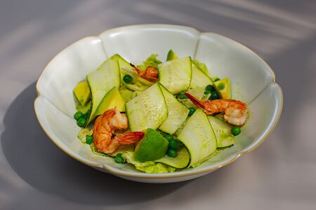 Зеленый салат с креветками и цукини