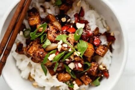 Цыпленок Кунг-Пао с паровым рисом овощами и кинзой в фирменном соусе