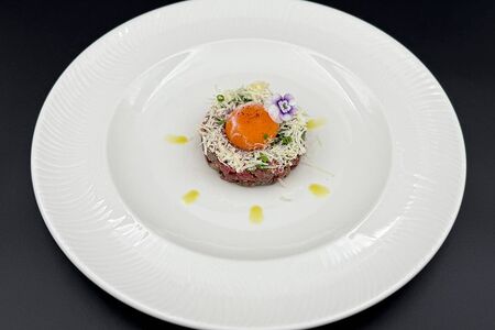 Тартар из мраморной говядины с термальным желтком