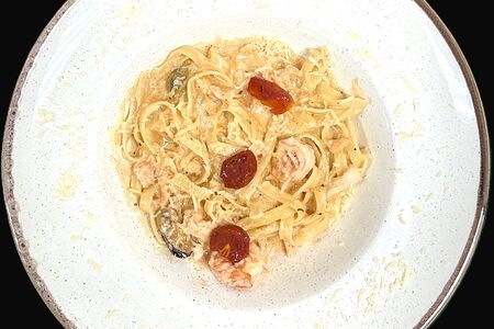 Паста с морепродуктами в сливочно-томатном соусе