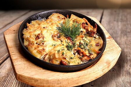 Картофель запеченный по-деревенски с лисичками и сыром 
