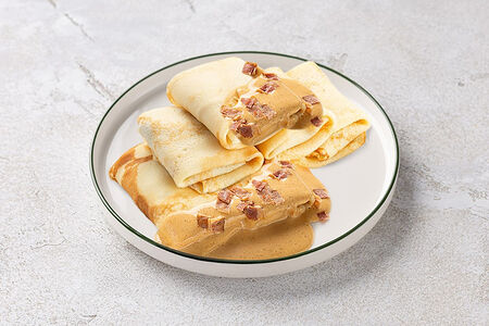 Большая порция блинчиков с сыром и ветчиной