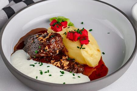 Говяжьи щечки с картофельным пюре