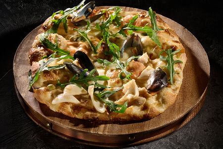 Пицца Фрутти ди маре с креветками, кальмарами и мидиями