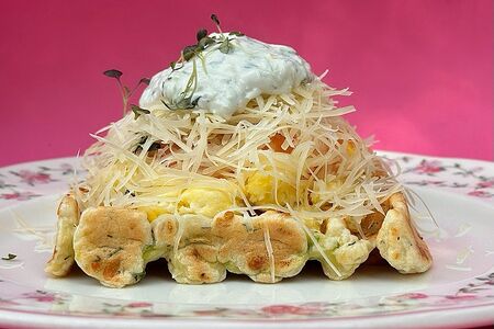 Вафли из кабачка с лососем и скремблом