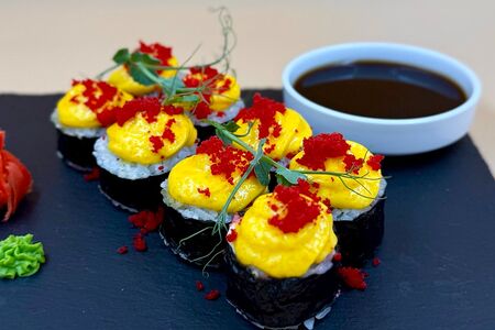 Запечённый ролл чеддер сурими