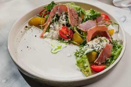 Салат с пармской ветчиной и пряной грушей