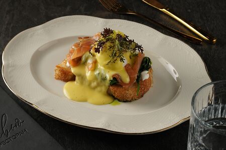 Яйцо Бенедикт со слабосоленым лососем