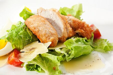 Салат Цезарь с курицей